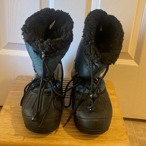 Unisex snow faux fur lining. Size 5